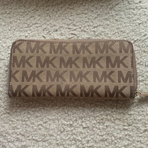 MichaelKorsSignatureMonogram BrownLeatherShoulderBag. IncludesMatchingWallet.EUC - Picture 12 of 14